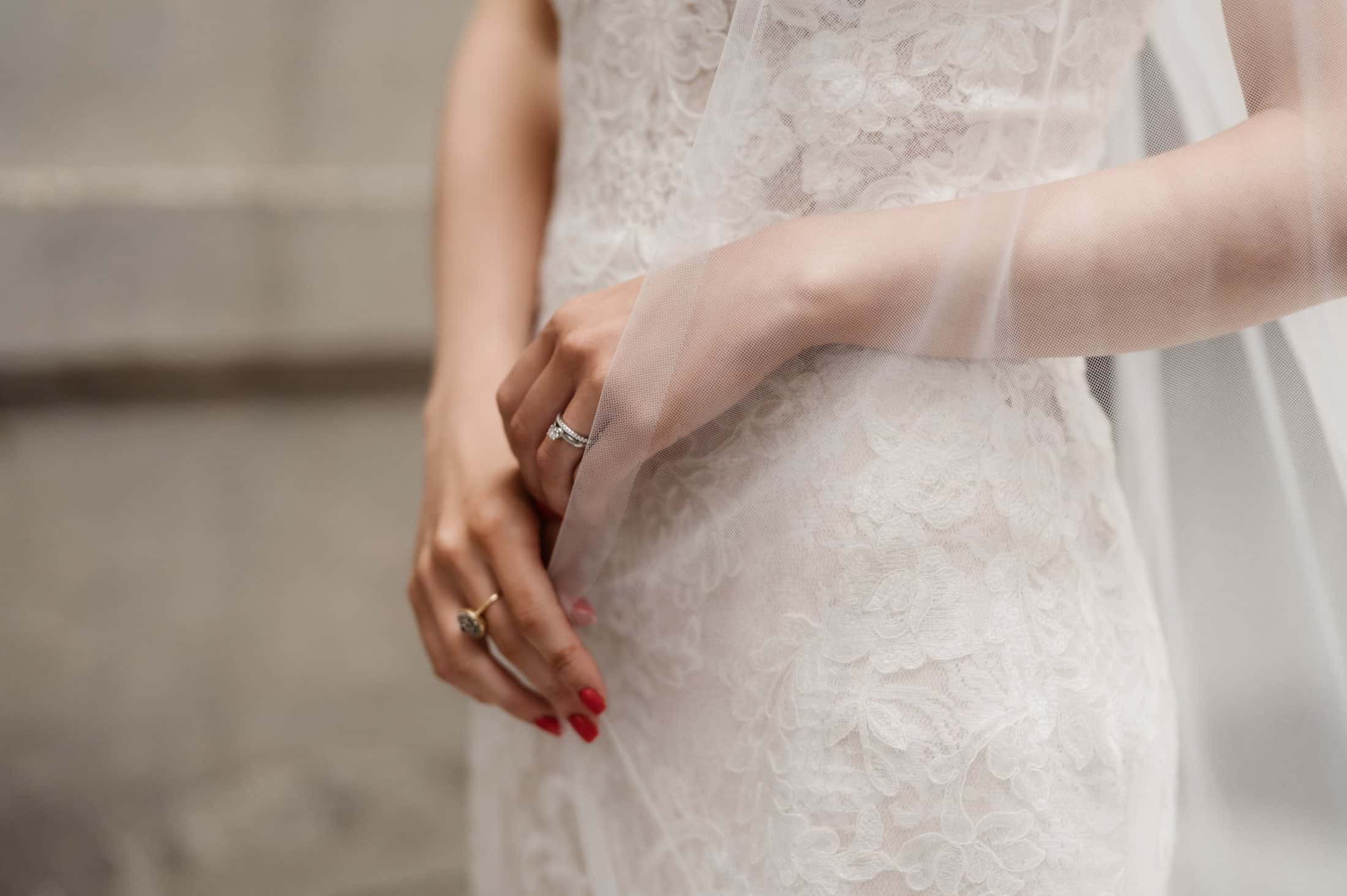 Home 9 Le mani della sposa e gli anelli sotto il velo