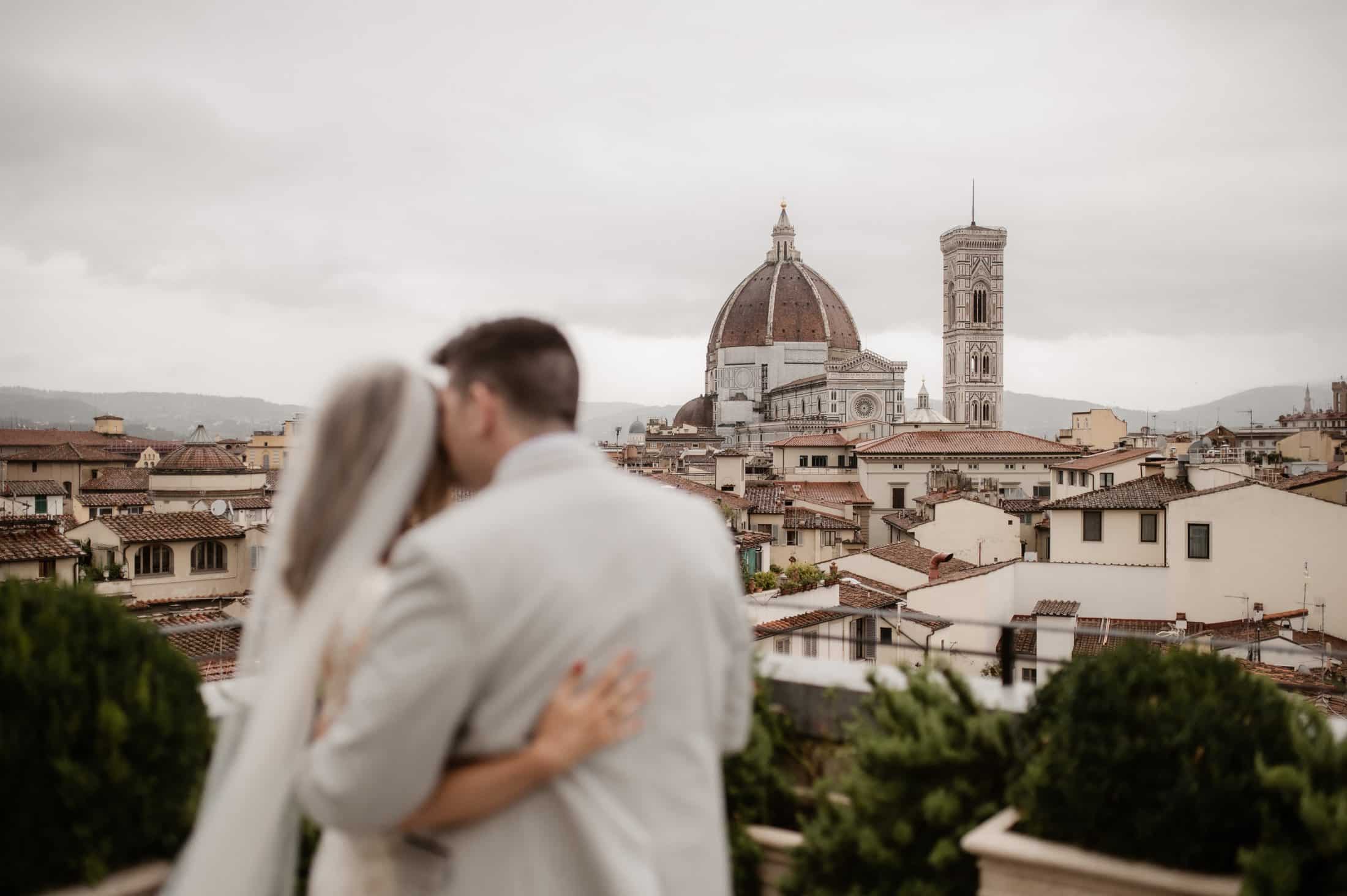 Home 12 Gli sposi abbracciati con il Duomo di Firenze sullo sfondo