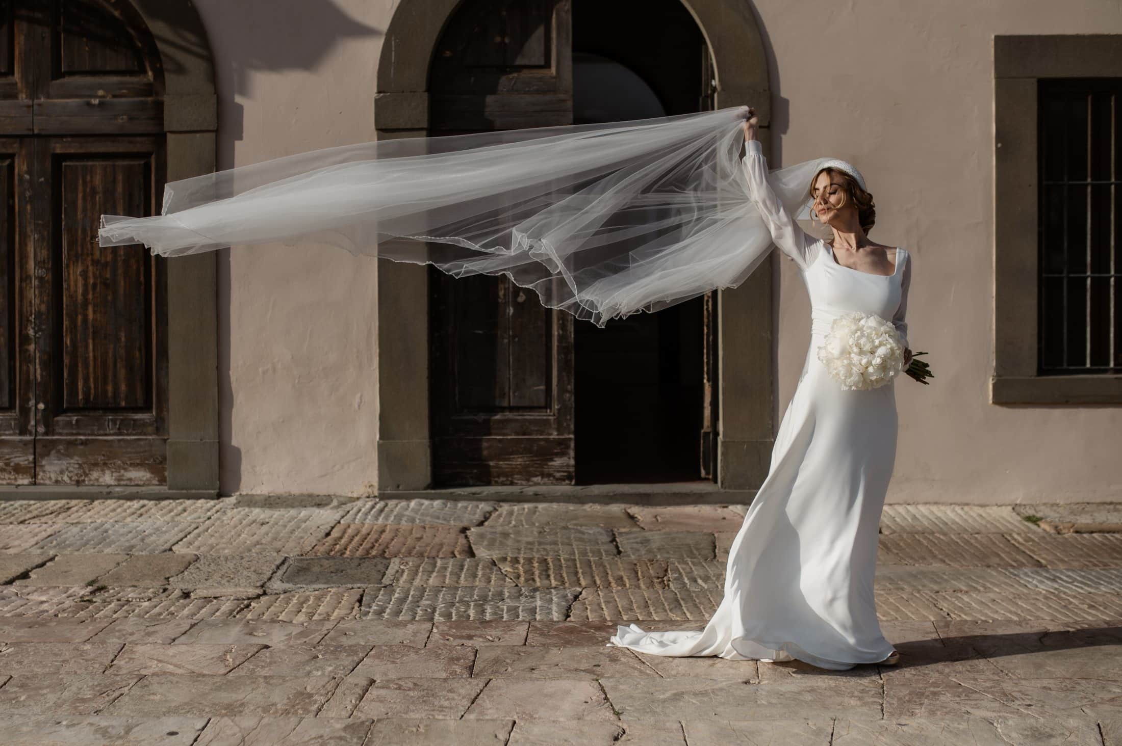 Home 13 Il velo della sposa si apre nel vento